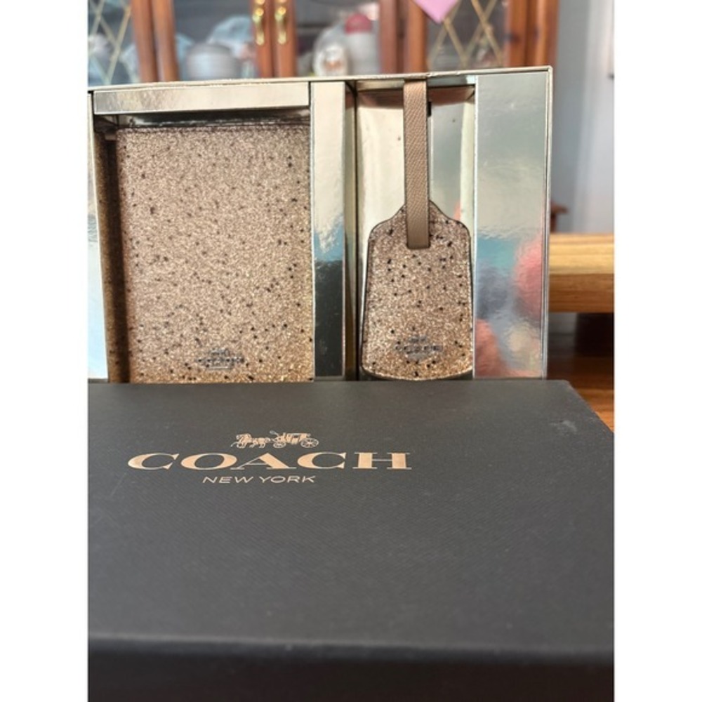 Coach Travel Set Unisex OS Gold NEW Glitter Passport Case Luggage Tag F38644